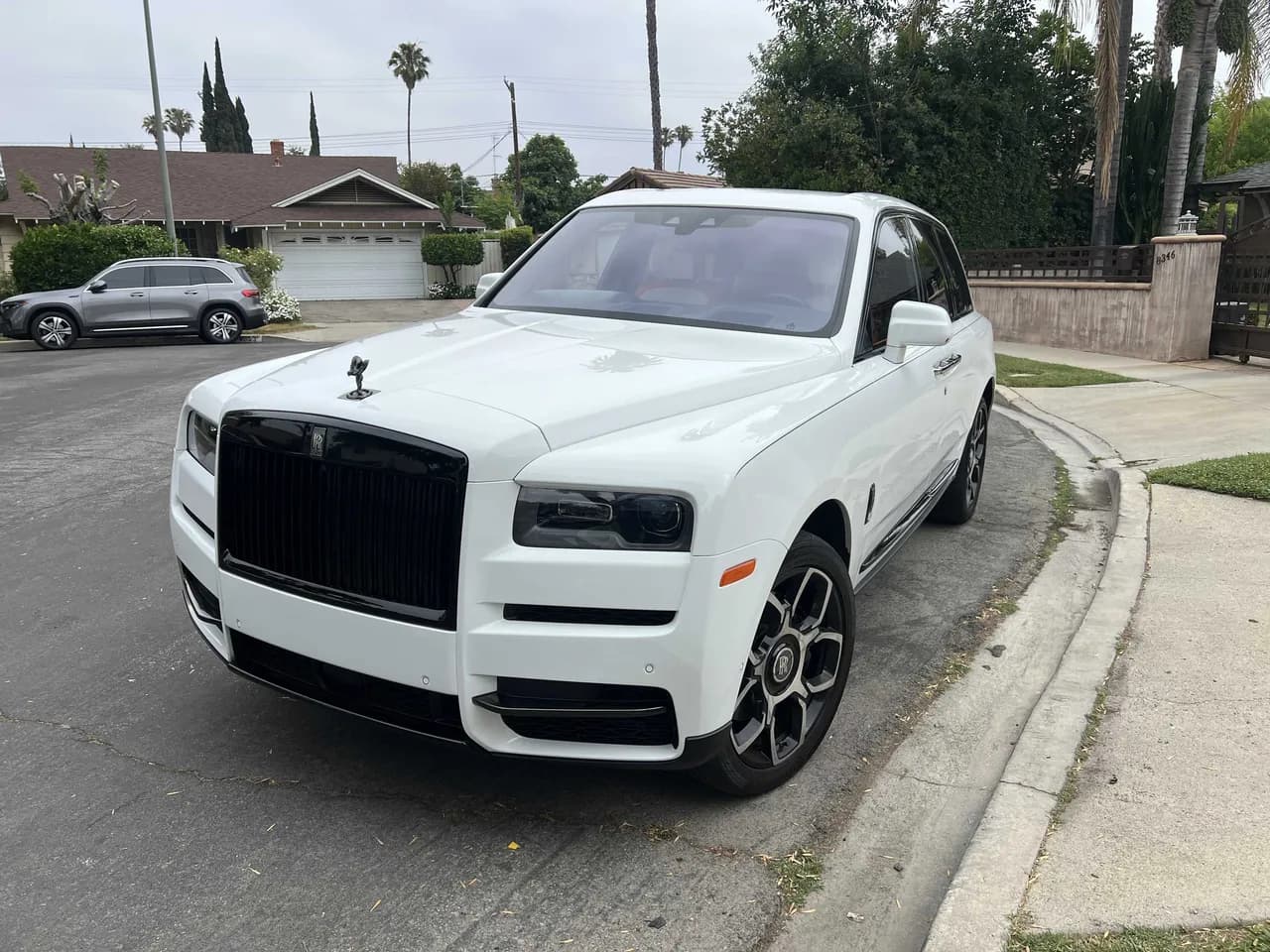 Rolls-Royce Cullinan White exterior for exotic and luxury car rental in Beverly Hills, CA Rolls-Royce Cullinan White exterior for exotic and luxury car rental in Beverly Hills, CA