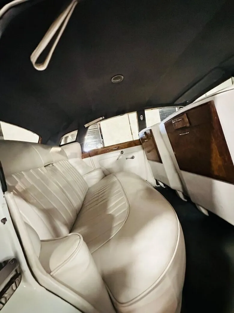 1959 Rolls-Royce Silver Cloud interior, photo 11 for wedding car rental