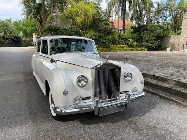 The 1961 Rolls-Royce Phantom White, ready to rent