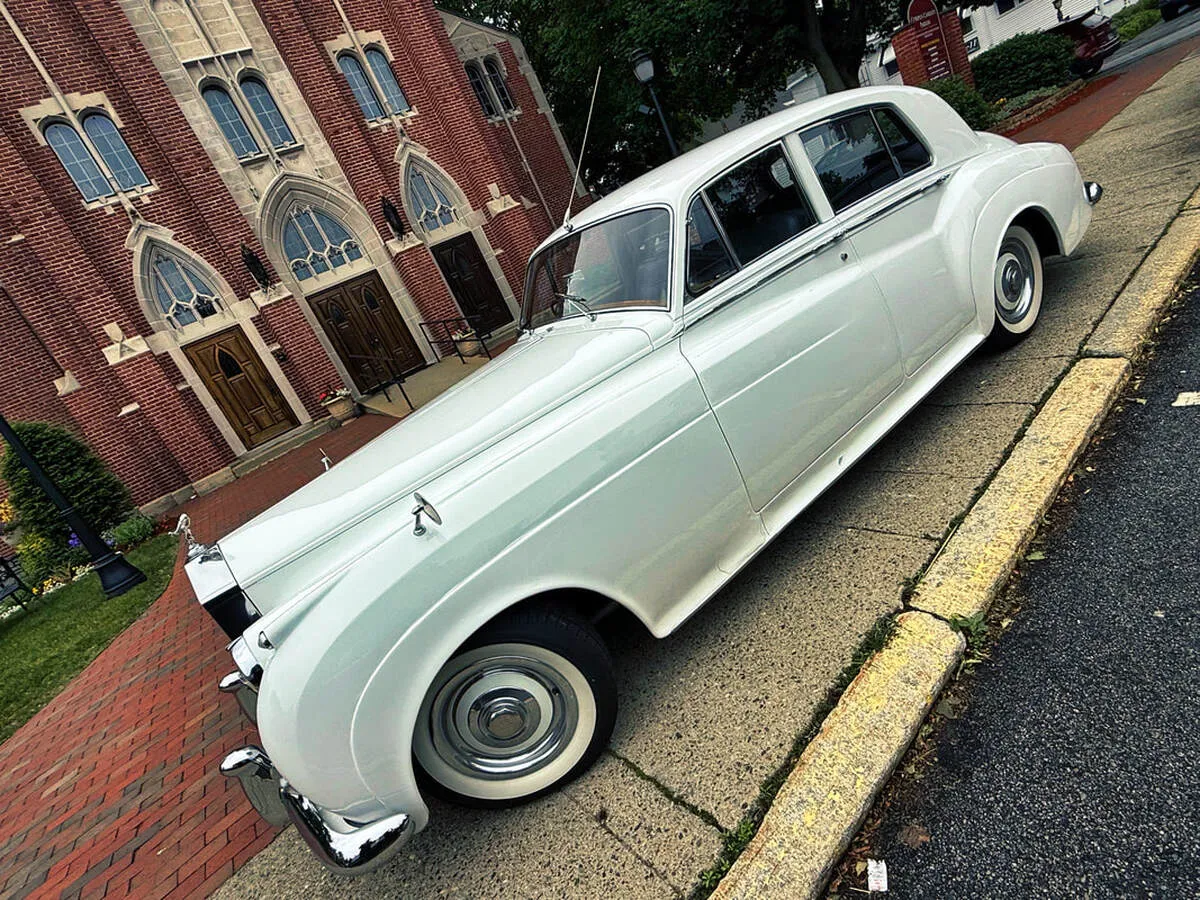 1961 Rolls-Royce Silver Cloud exterior, photo 6 for wedding car rental