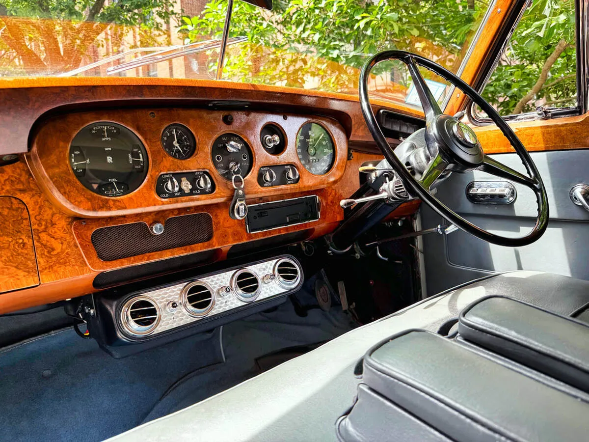 1961 Rolls-Royce Silver Cloud interior, photo 8 for wedding car rental