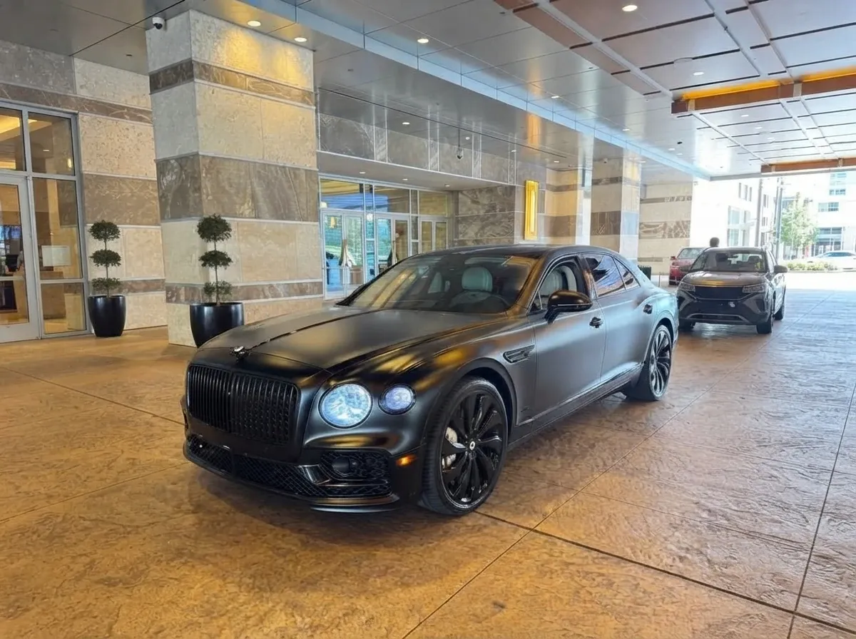 Black Bentley Mulsanne The black Bentley Mulsanne, ready to rent