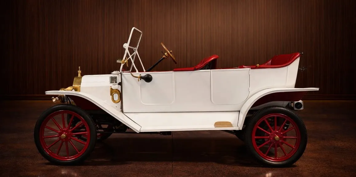 White Ford Model T Speedster 1912 Vintage exterior for wedding car rental