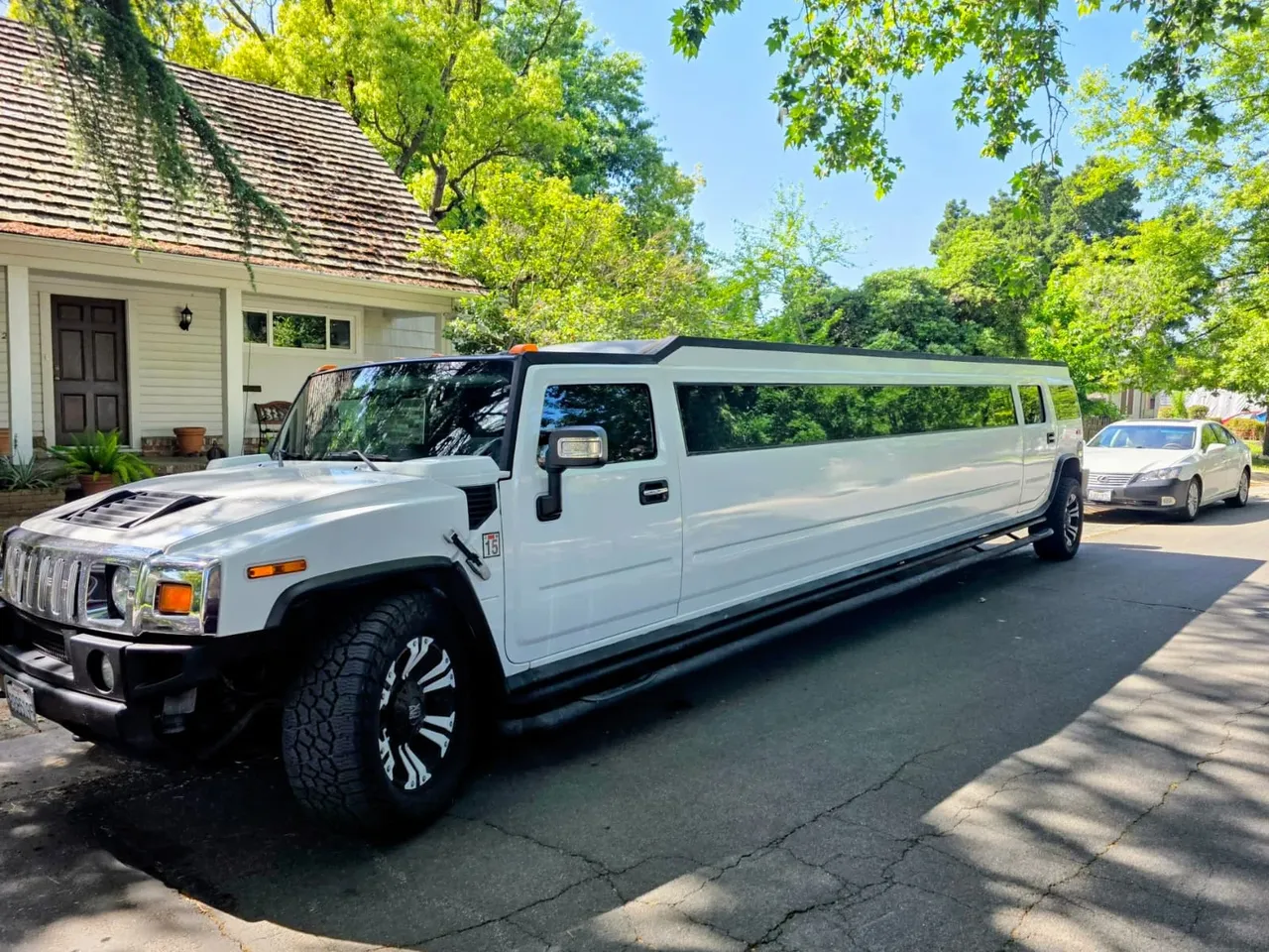 Hummer H2 White Limousine — 14 passengers for limo rental in Aptos, CA