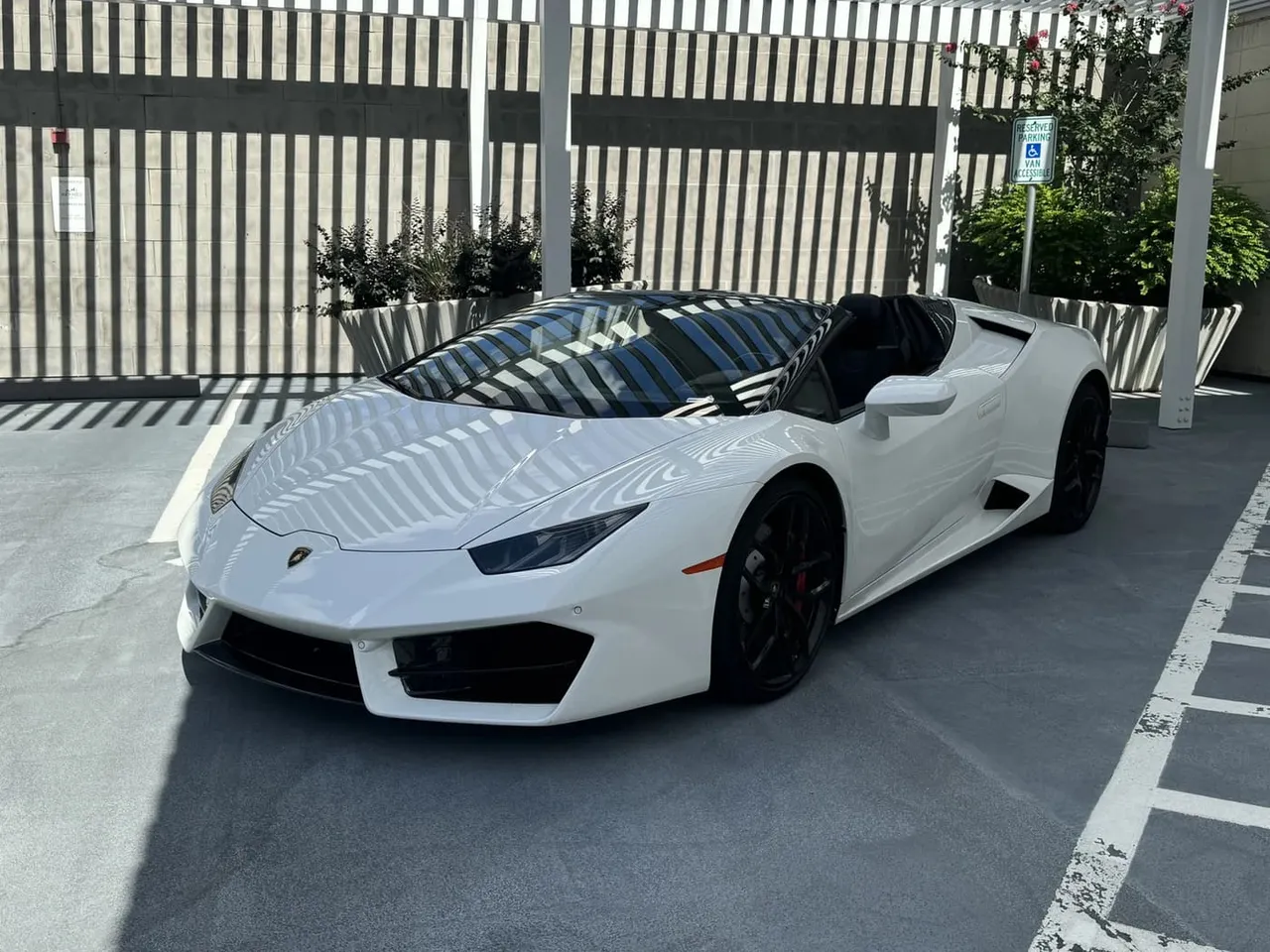 The white Lamborghini HuracáN Spyder, shot 4