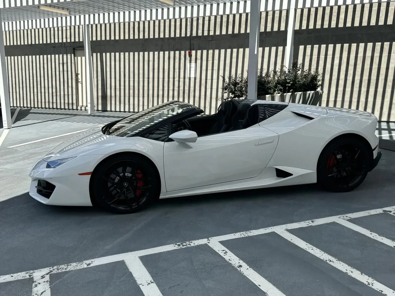 The white Lamborghini HuracáN Spyder, shot 3