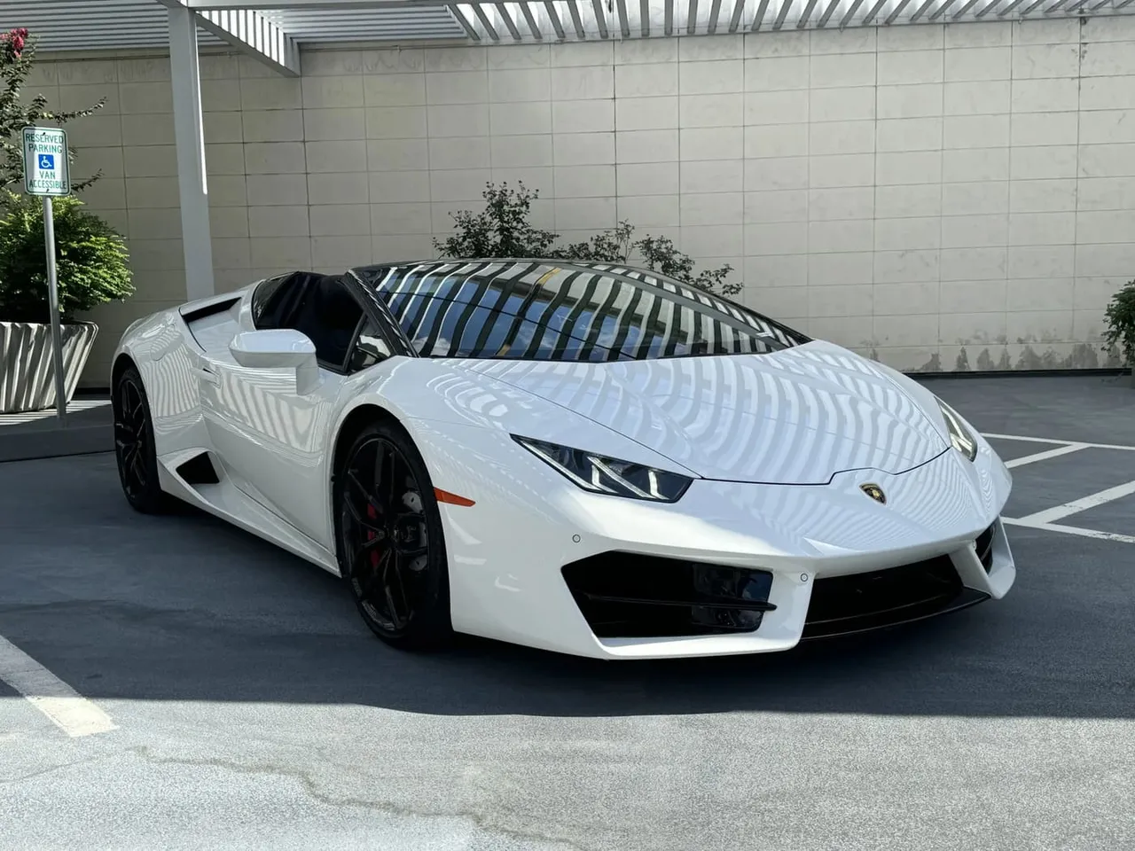 The white Lamborghini HuracáN Spyder, shot 6