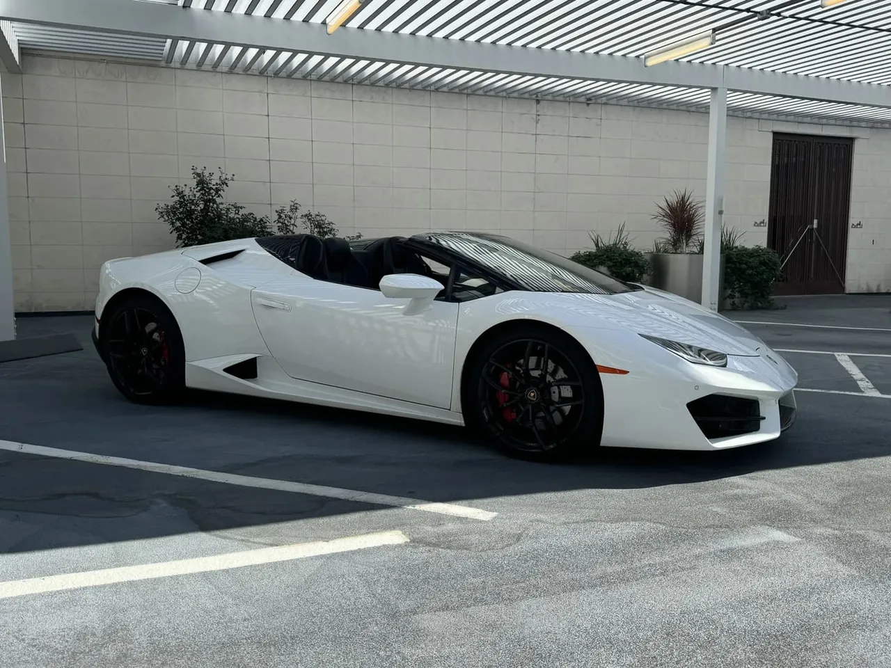 The white Lamborghini HuracáN Spyder, shot 2