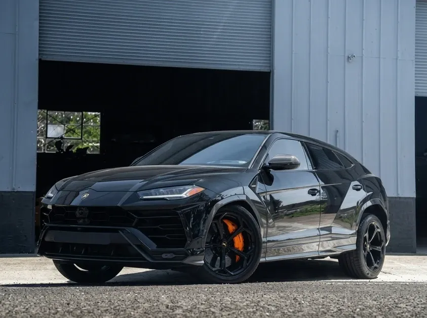 The black Lamborghini Urus, ready to rent