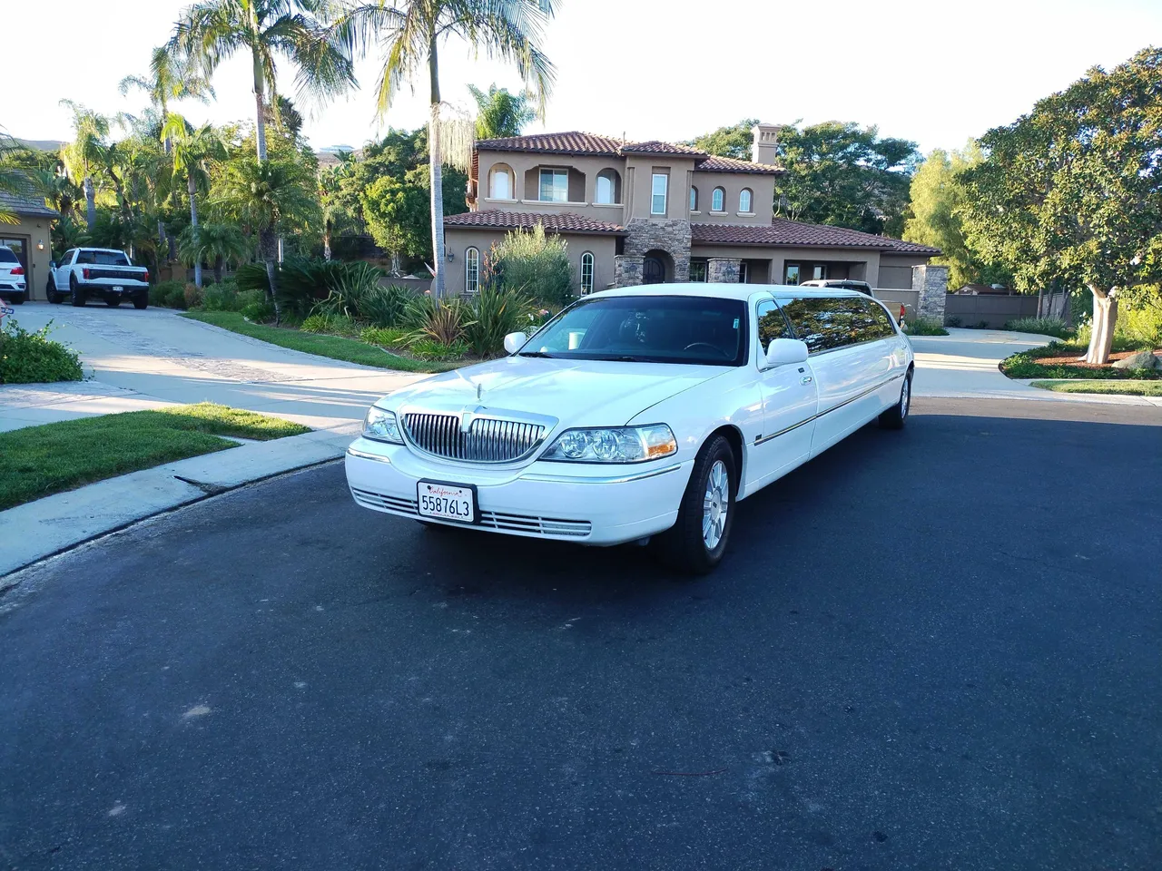 White Lincoln Limousine for limo rental in San Diego, CA