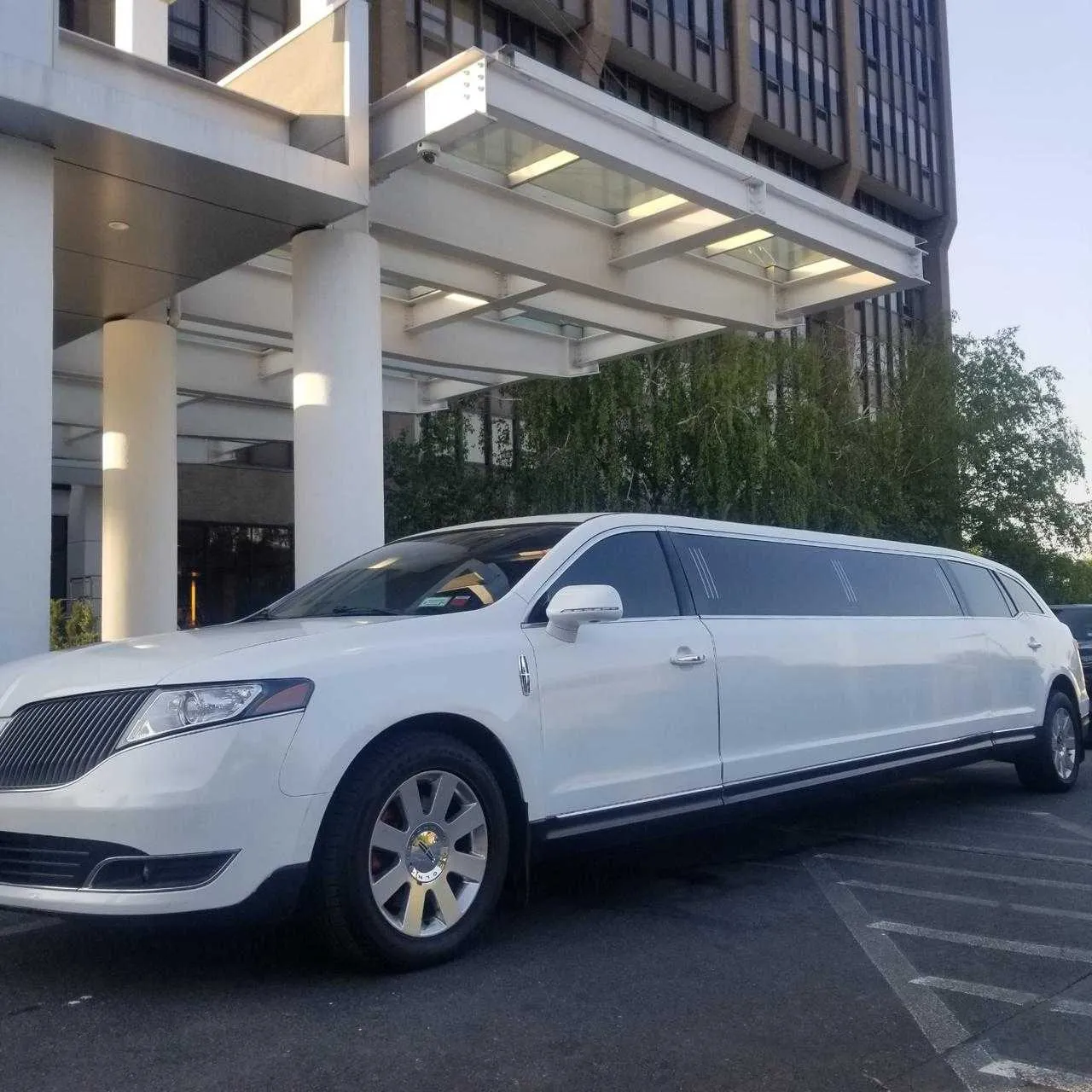 White Lincoln MKT Limousine for limo rental