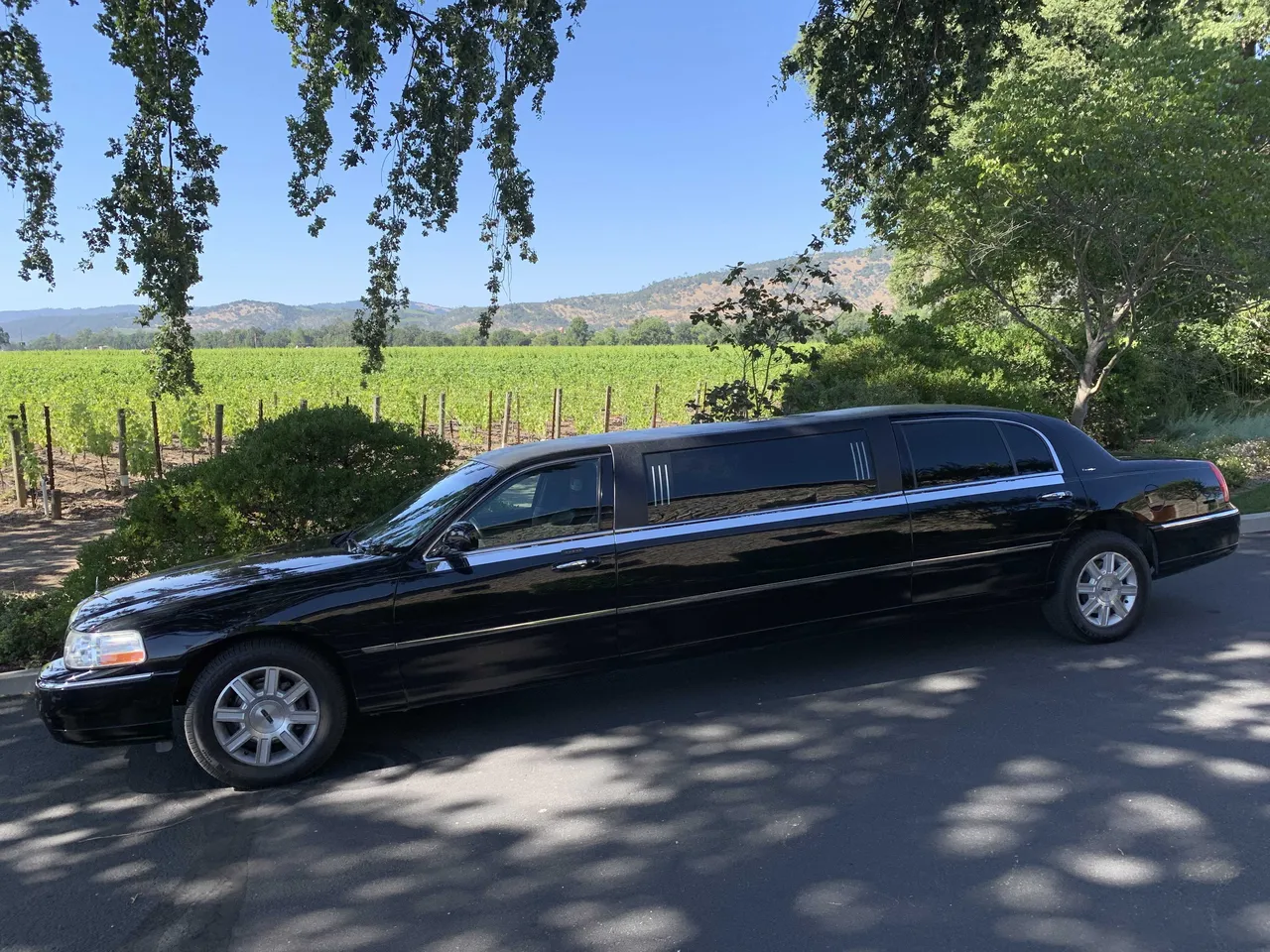 Black Lincoln stretch limousine for limo rental in Hidden Valley Lake, CA