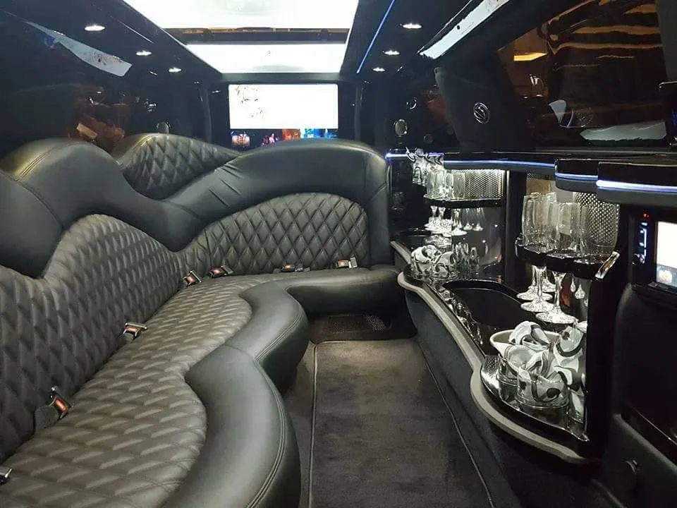 White Lincoln Town Car 10 Passenger Limousine, photo 2 for limo rental