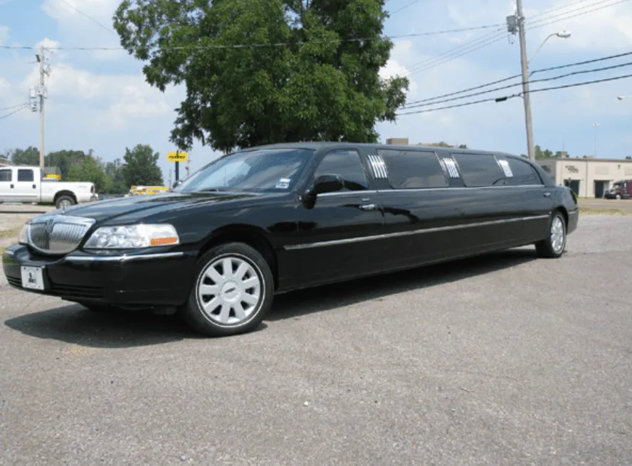 Black Lincoln Towncar Limousine for limo rental in Paris, TX