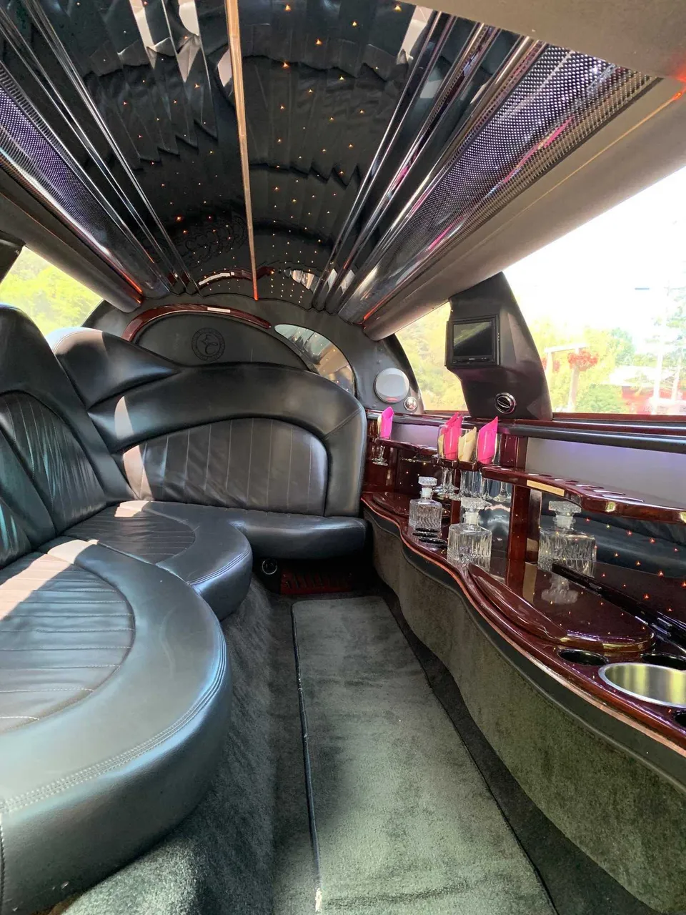 Lincoln Town Car Limousine - Marilyn Monroe interior with perimeter lounge seating, starlight or fiber-optic ceiling and mirrored ceiling for limo rental