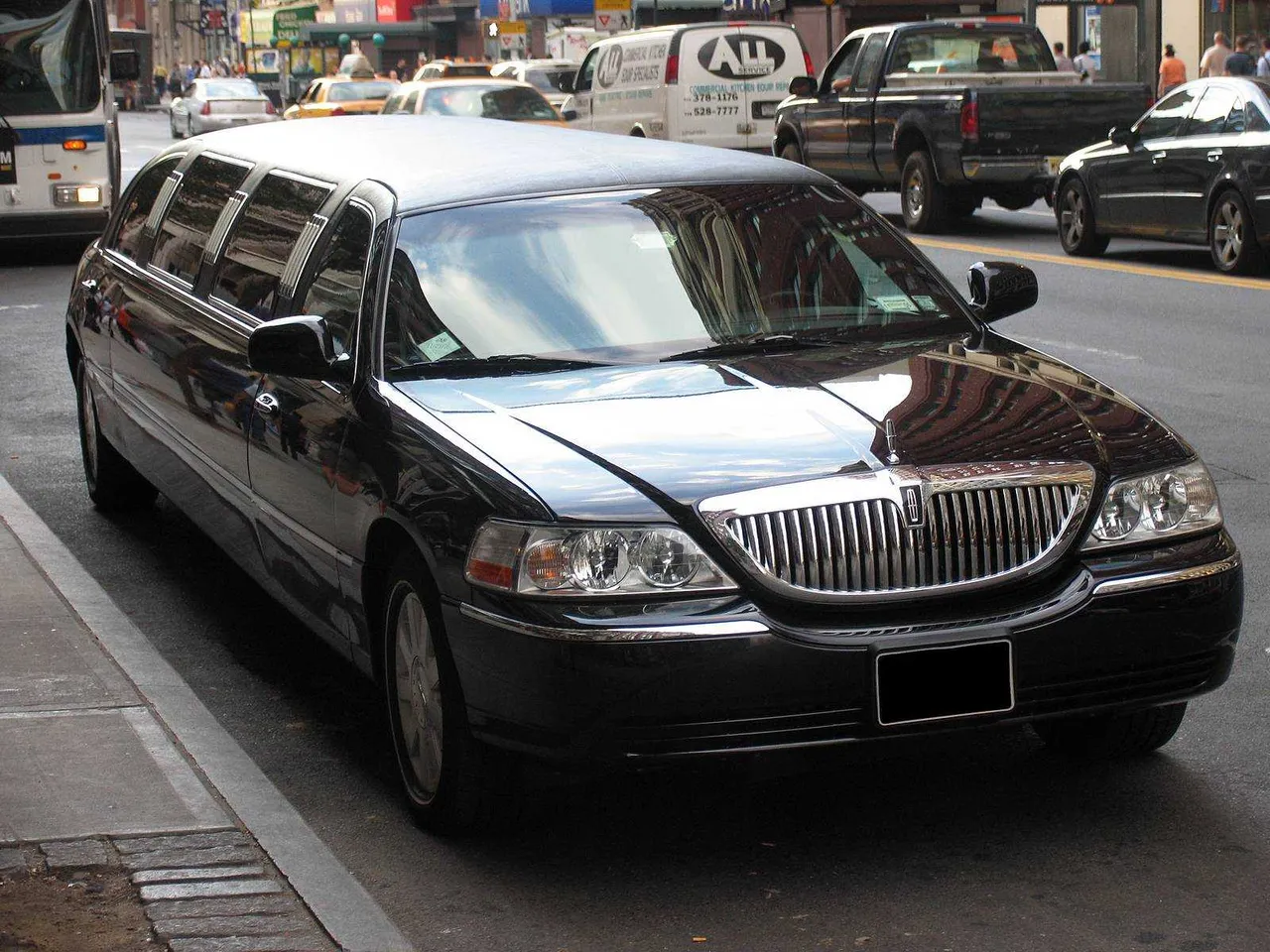 Lincoln Towncar Stretch Limousine (Black) with tinted windows for limo rental