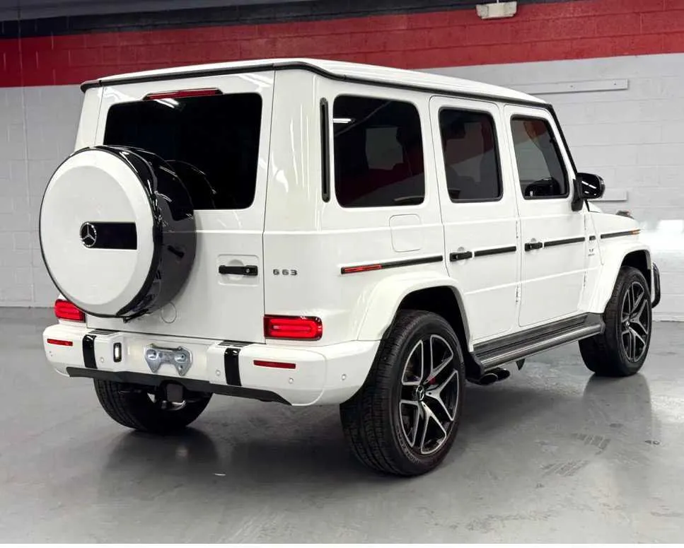 White Mercedes-Benz G Wagon exterior with running boards, photo 3 for exotic and luxury car rental in Southfield, MI