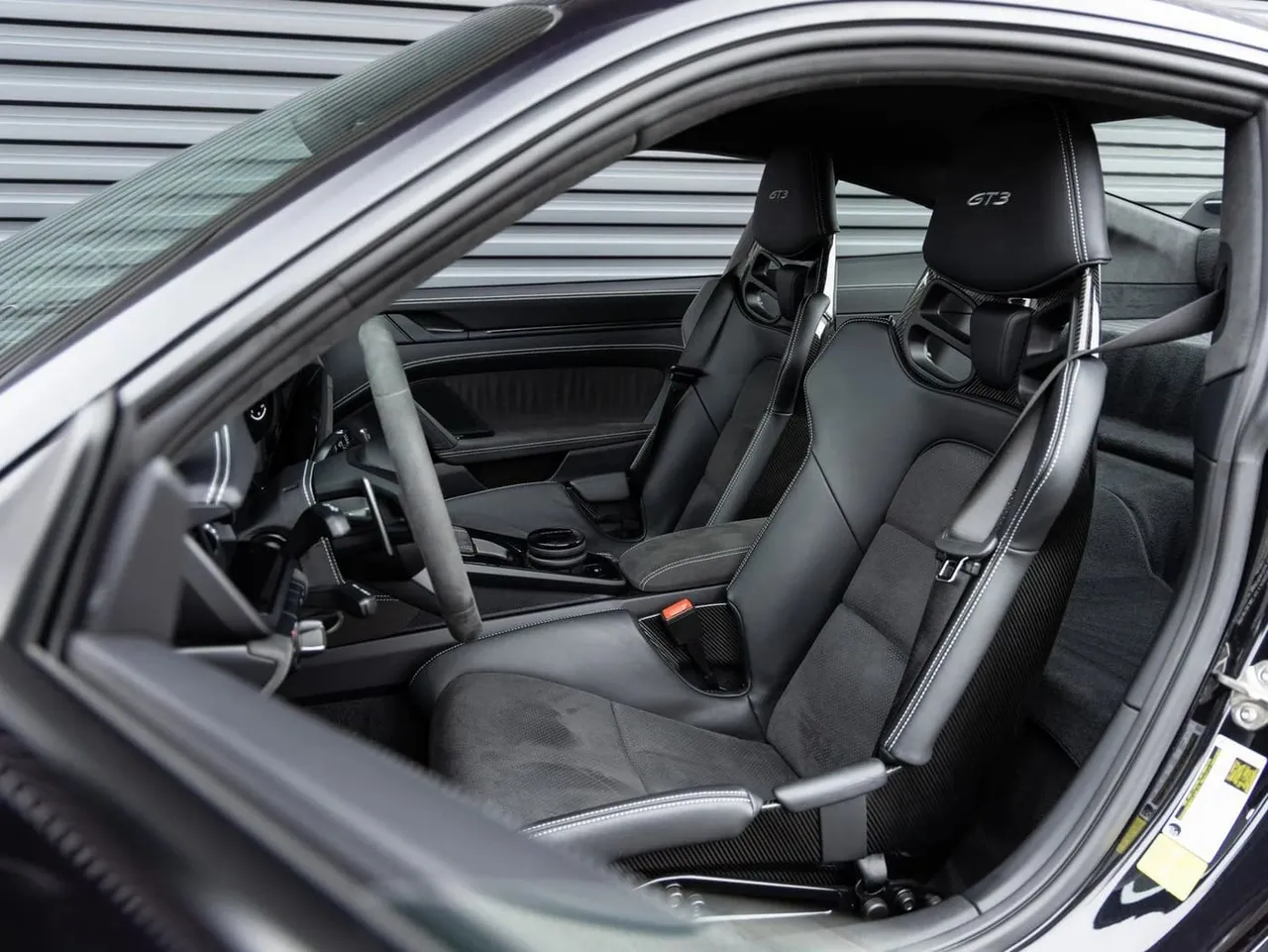 The black Porsche 911 GT3, shot 4