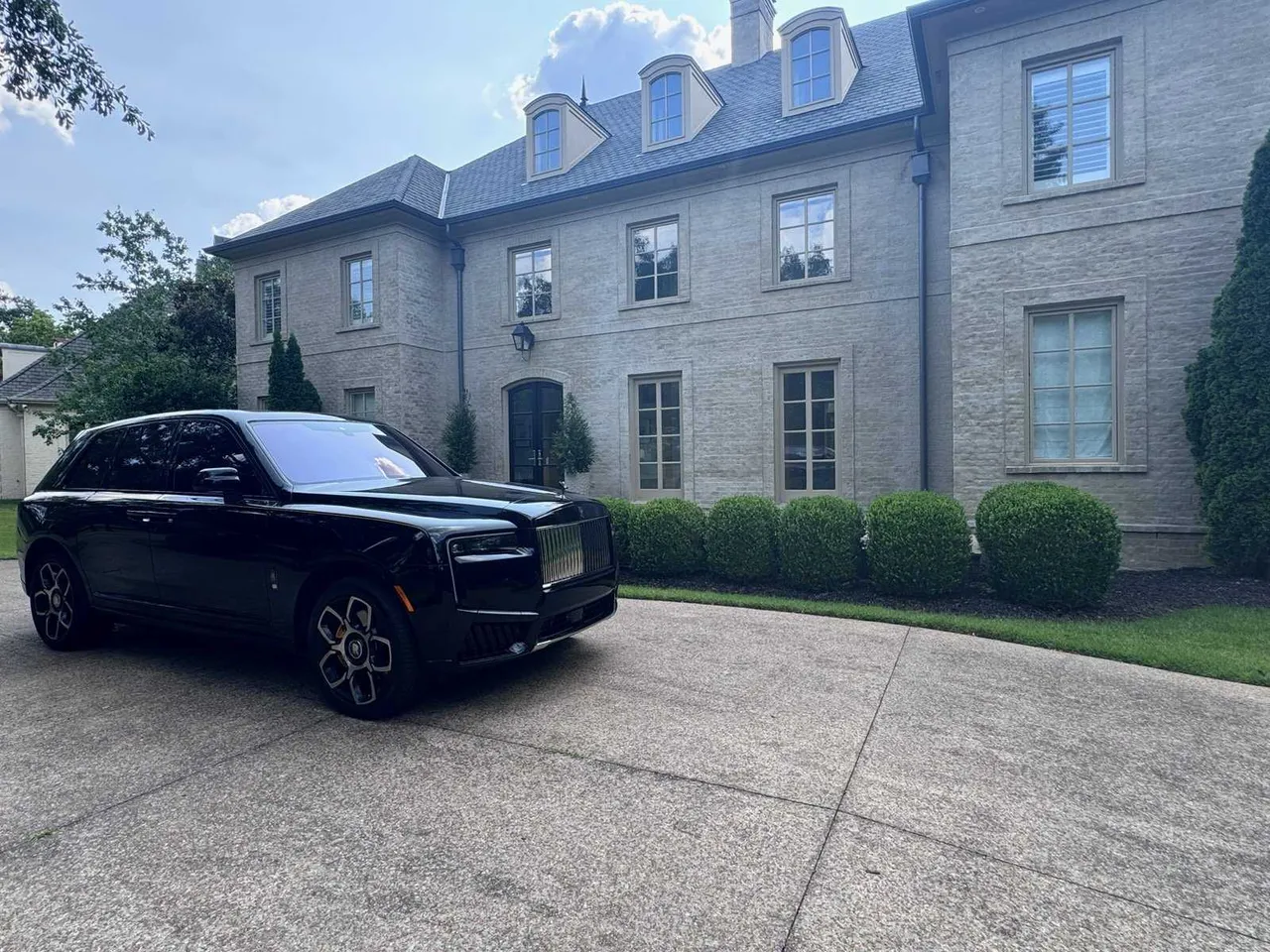 Black Rolls-Royce Cullinan for exotic and luxury car rental in Memphis, TN