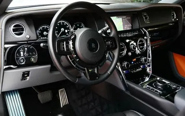 The white Rolls-Royce Cullinan, shot 4