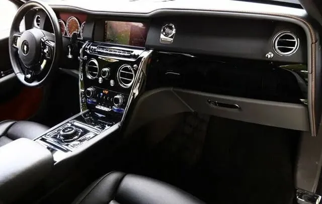 The white Rolls-Royce Cullinan, shot 5