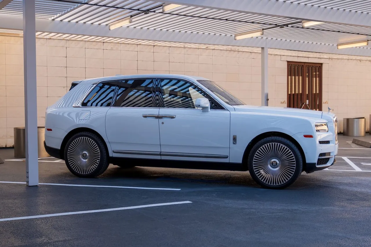 The white Rolls-Royce Cullinan, shot 10