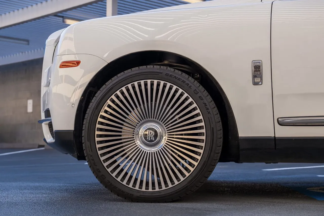 The white Rolls-Royce Cullinan, shot 11