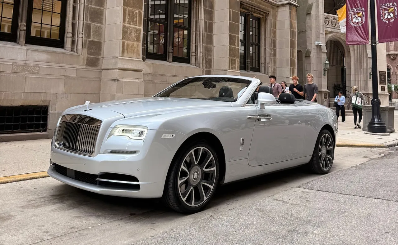 The silver Rolls-Royce Dawn, shot 6