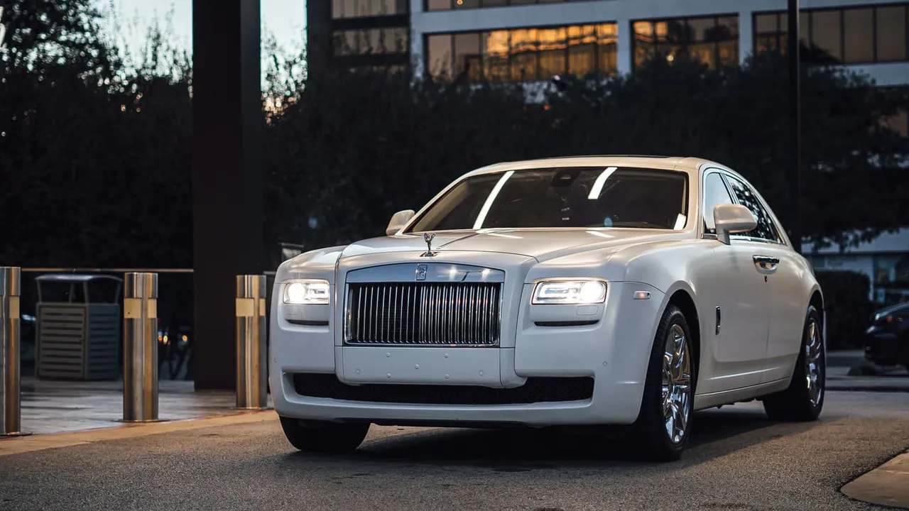 The white Rolls-Royce Ghost, shot 4