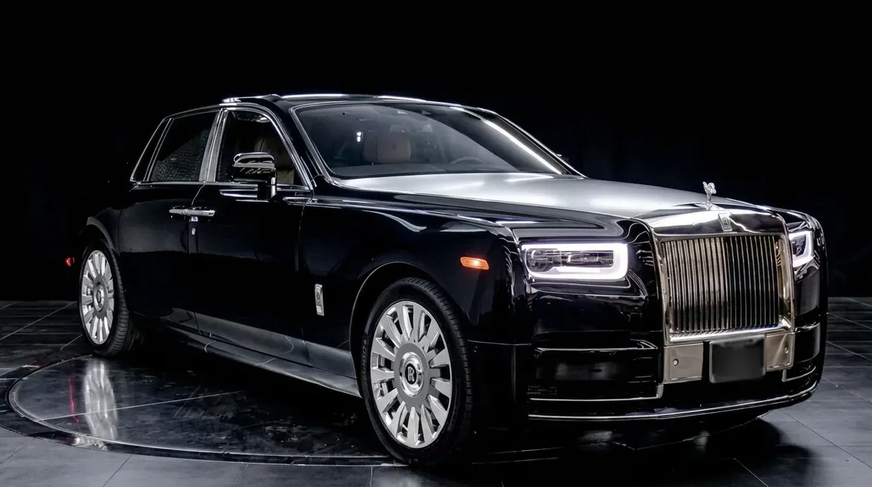 The Rolls-Royce Phantom, shot 4