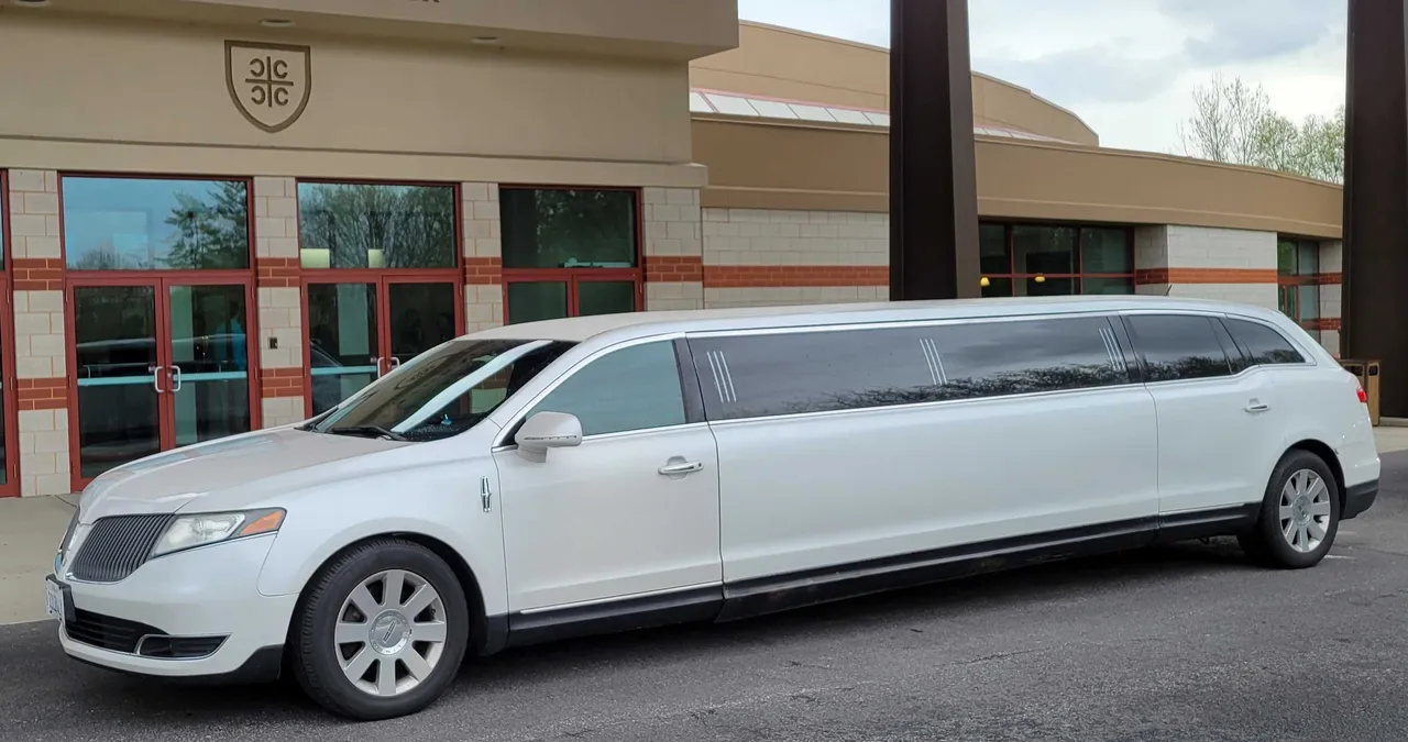 8 Passenger Stretch Limousine with tinted windows for limo rental