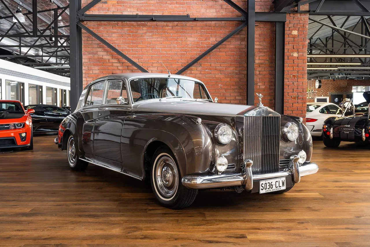 Gray Vintage Rolls-Royce 1959 for wedding car rental