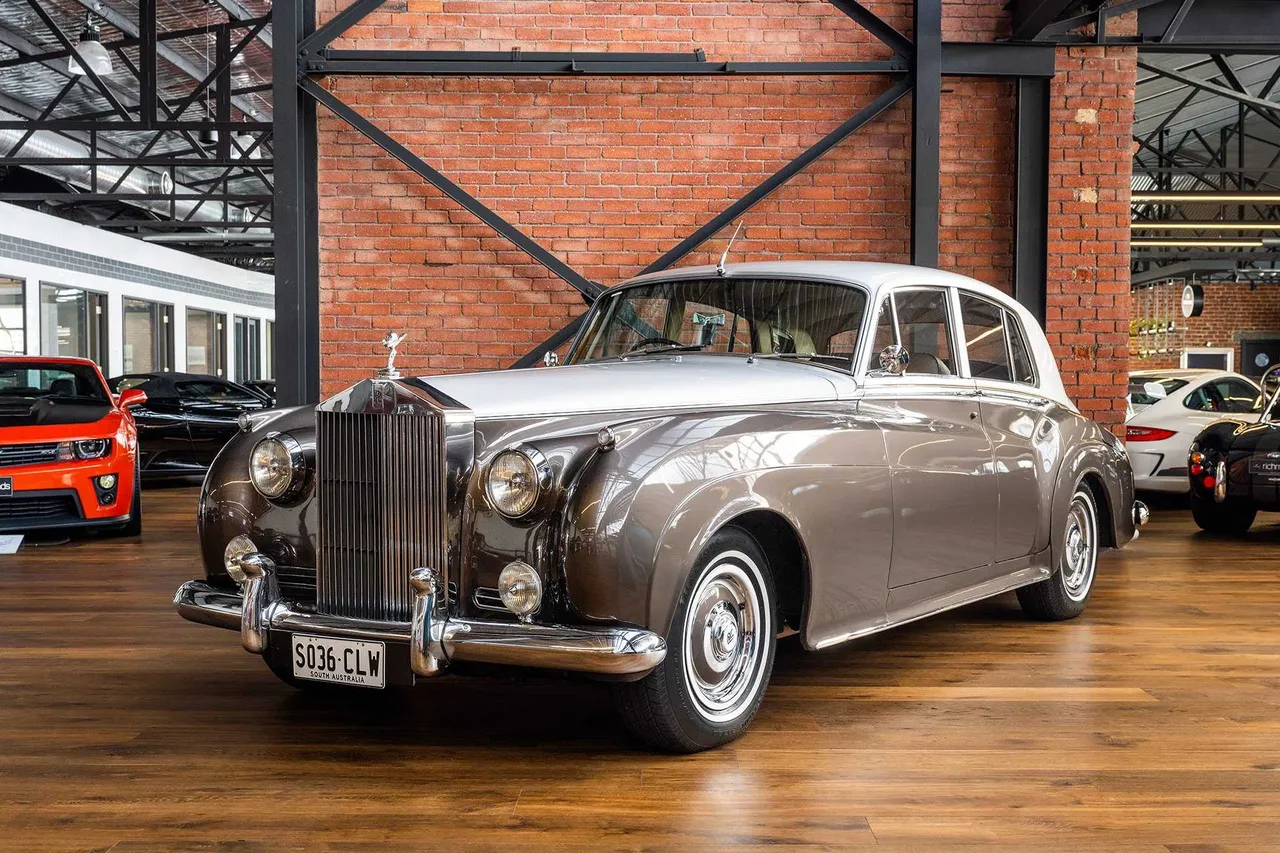 Gray Vintage Rolls-Royce 1959 exterior for wedding car rental