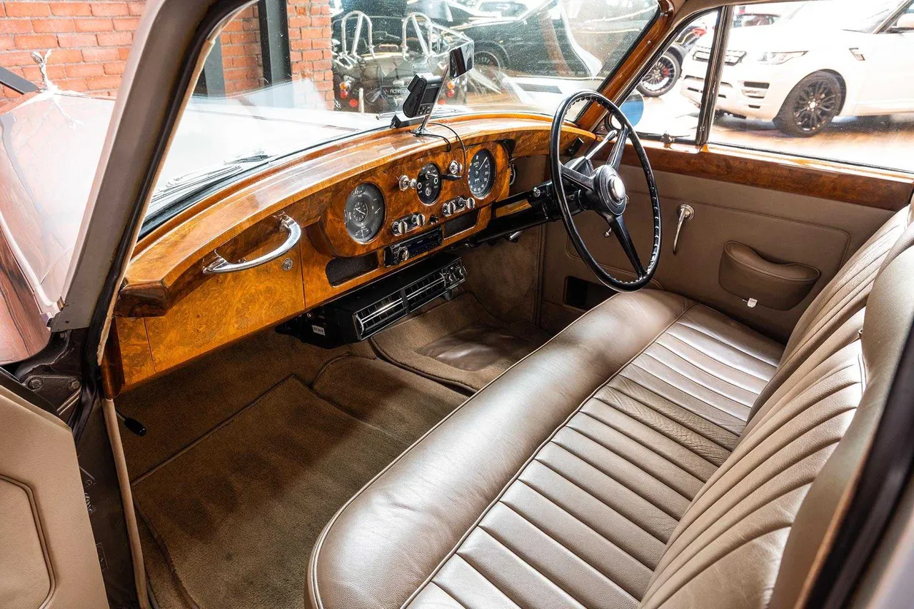 Vintage Rolls-Royce 1959 interior, photo 5 for wedding car rental