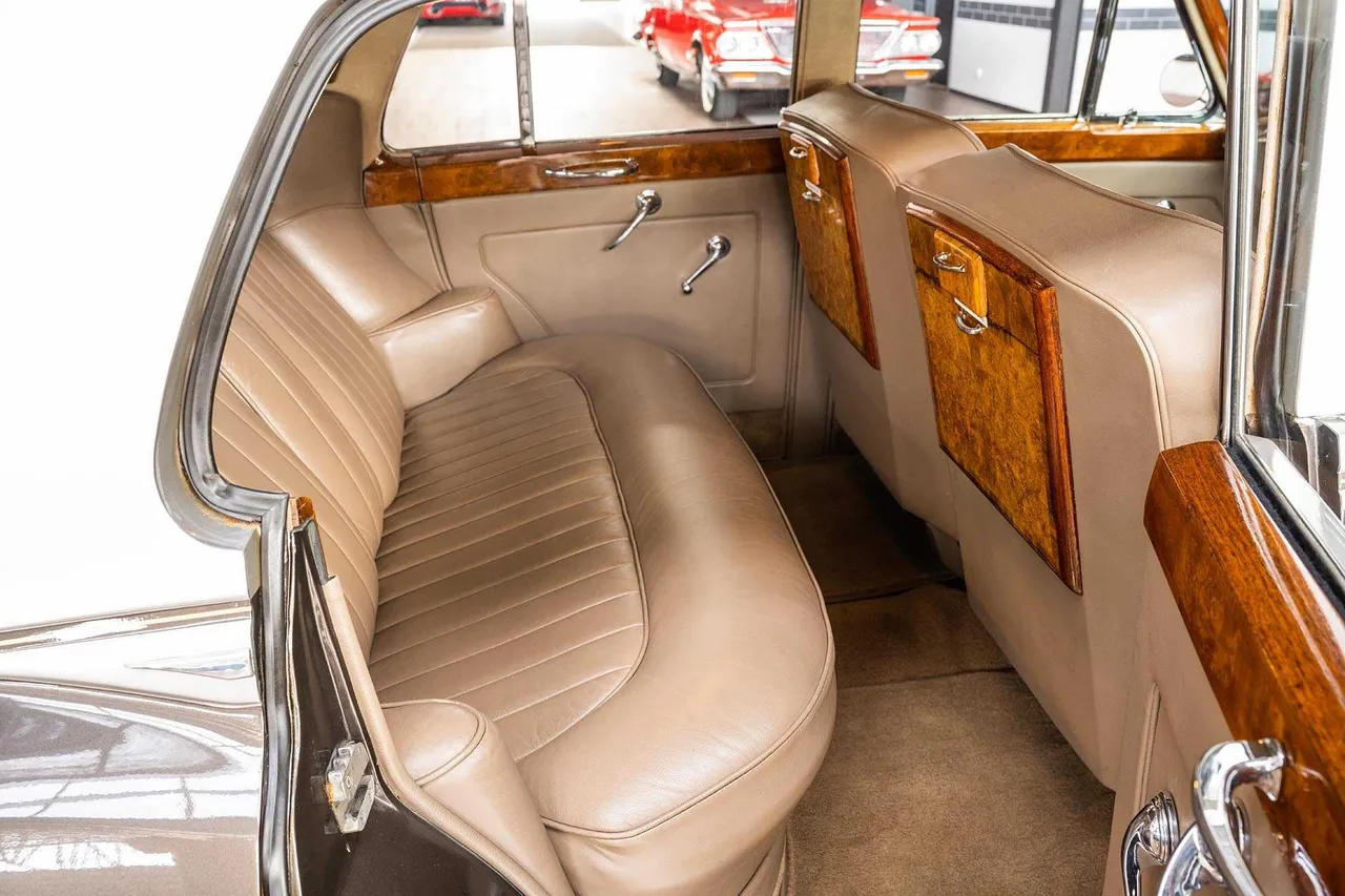 Vintage Rolls-Royce 1959 interior, photo 6 for wedding car rental